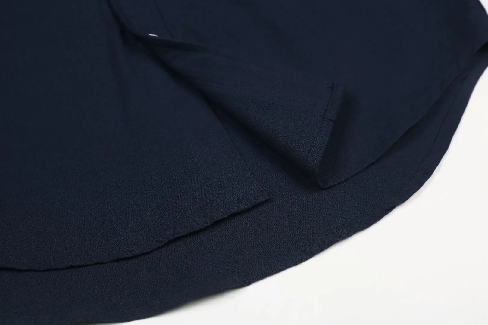 P230 White background picture [Evergreen for all seasons] Style number: 25011# Color: Navy red label/original blue/original white/matte pink/khaki/charcoal gray/black/dark blue white label Size: S to Face 100 cotton oxford spun, pre-laundering treatment, tight and soft texture ✅ - Custom dyed original pearlescent white buttons with different sizes ✅ - Special shaped chiffon foil included in the collar door tube, not easy to deform and pull ✅ - RL classic version of oxford spun shirt, thick and crisp feeling brought by oxford cloth, can be worn alone as an outer layer, can be matched with all seasons, practical wear, a must-have item in the wardrobe, start with eyes closed